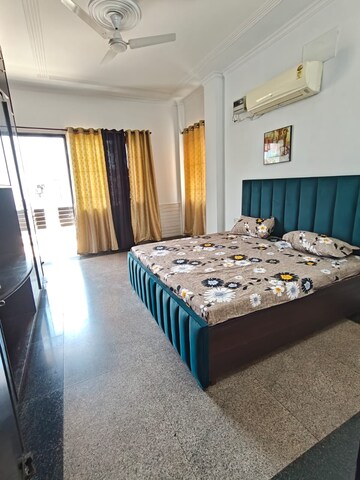 Bedroom in 3 BHK Builder Floor at Sector 46 – for Rent