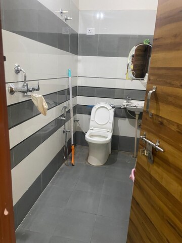 Building Lobby in 3 BHK Builder Floor at Mansarovar Extension – for Rent