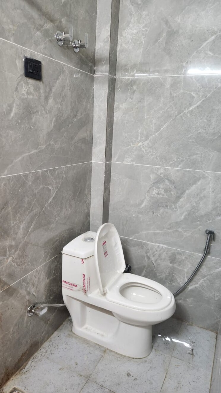 Bathroom, dayanand colony 2 Bedroom 900 Sq.Ft. Builder Floor In Dayanand Colony Delhi 8467264