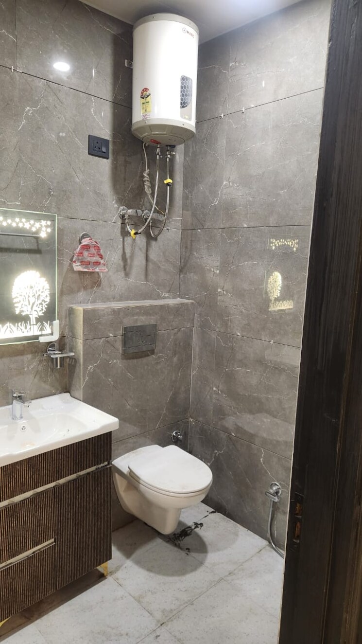 Bathroom, dayanand colony 2 Bedroom 900 Sq.Ft. Builder Floor In Dayanand Colony Delhi 8467264