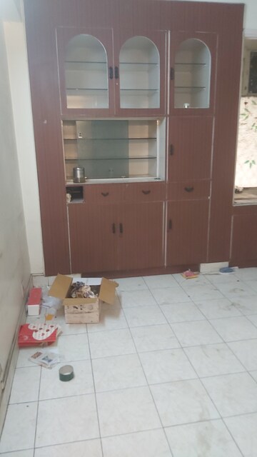 Room in 3.5 BHK Apartment at Mayur Vihar – for Sale