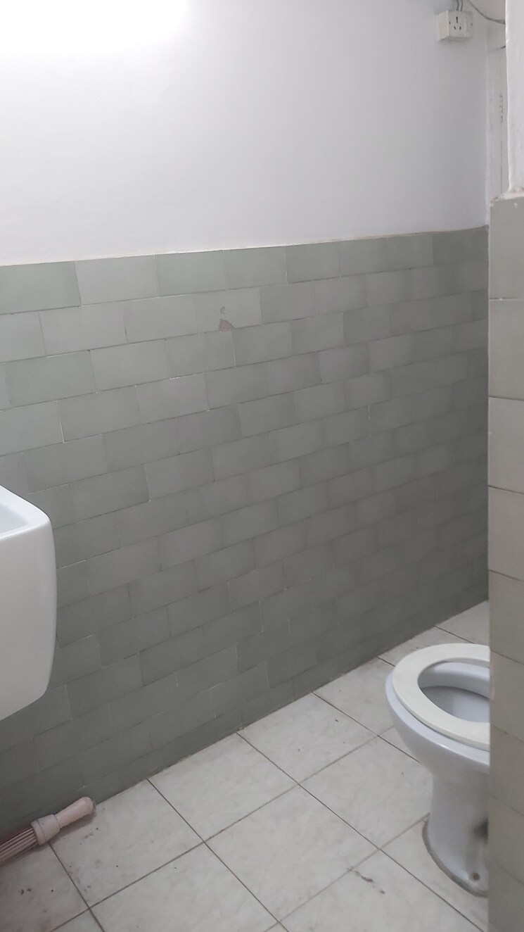 Bathroom, mayur vihar 3.5 Bedroom 1250 Sq.Ft. Apartment In Mayur Vihar Delhi 8467457