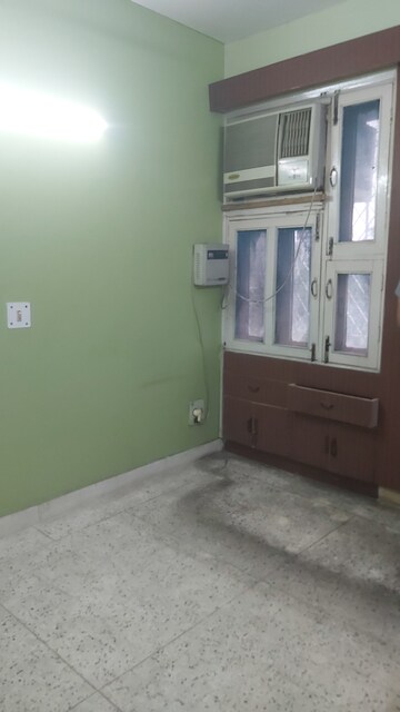 Room in 3.5 BHK Apartment at Mayur Vihar – for Sale