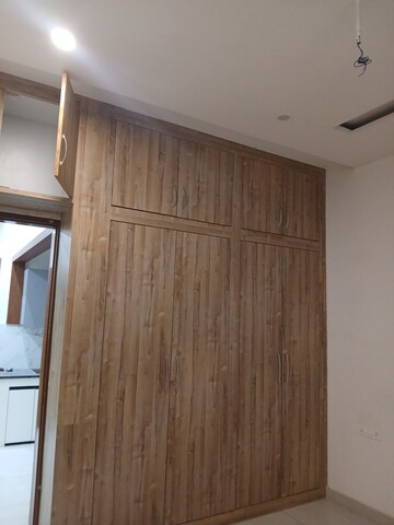 Room in 2.5 BHK Builder Floor at Sector 9 – for Rent