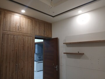 Room in 2.5 BHK Builder Floor at Sector 9 – for Rent