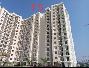 Living Room in 2.5 BHK Apartment at Sahu City, Sultanpur Road – for Sale