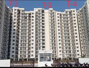 Living Room in 2.5 BHK Apartment at Sahu City, Sultanpur Road – for Sale