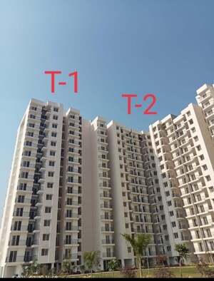 Living Room in 2.5 BHK Apartment at Sahu City, Sultanpur Road – for Sale
