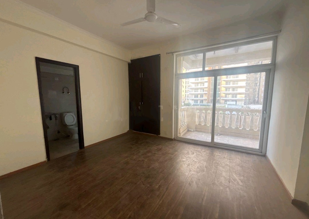 3 BHK + Servant Room Apartment For Sale in Amrapali Silicon City