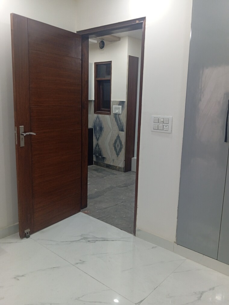 Room, krishna nagar 3 Bedroom 116 Sq.Yd. Builder Floor In Krishna Nagar Delhi 8467567