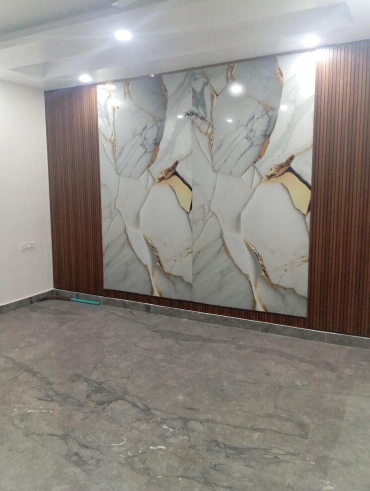 Room, krishna nagar 3 Bedroom 116 Sq.Yd. Builder Floor In Krishna Nagar Delhi 8467567