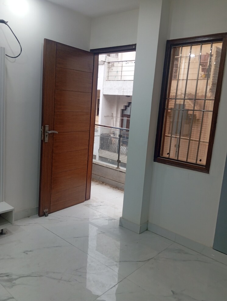 Room, krishna nagar 3 Bedroom 116 Sq.Yd. Builder Floor In Krishna Nagar Delhi 8467567