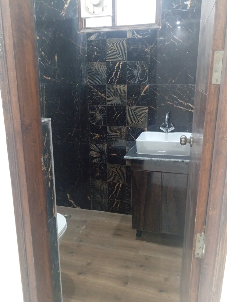 Attached Bathroom, krishna nagar 3 Bedroom 116 Sq.Yd. Builder Floor In Krishna Nagar Delhi 8467567
