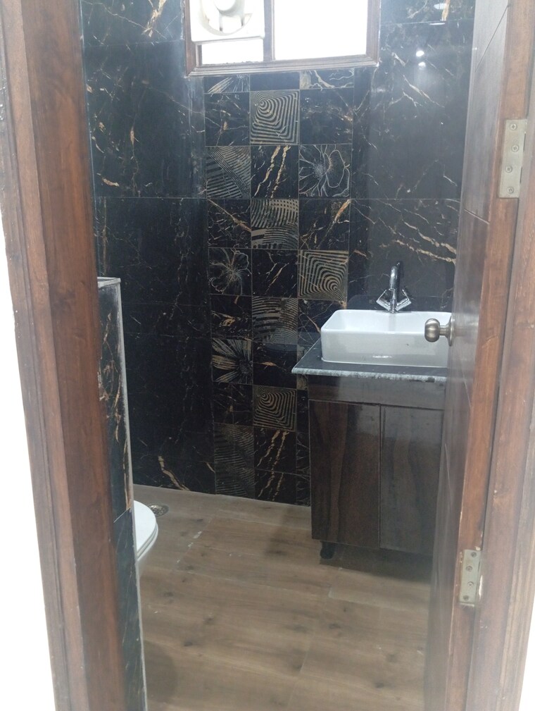 Attached Bathroom, krishna nagar 3 Bedroom 116 Sq.Yd. Builder Floor In Krishna Nagar Delhi 8467567