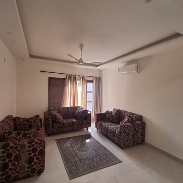 Living Room in 3 BHK Apartment at Sector 16 – for Rent
