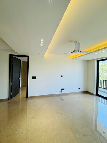 Master Bedroom in 4 BHK Builder Floor at DLF City Phase IV, Dlf Phase iv – for Rent