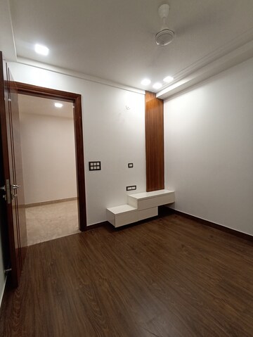Room in 3.5 BHK Apartment at Shubh Niketan Apartments, Paschim Vihar – for Rent