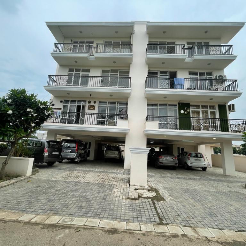 3 BHK + Servant Room Builder Floor For Sale in DLF Hyde Park