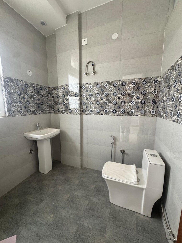 Bathroom, ambiwala 3 Bedroom 150 Sq.Yd. Builder Floor In Ambiwala Dehradun 8468147