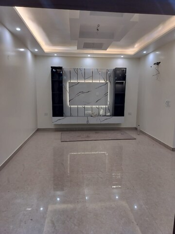Master Bedroom in 3 BHK Independent House at Sector 44 – for Rent