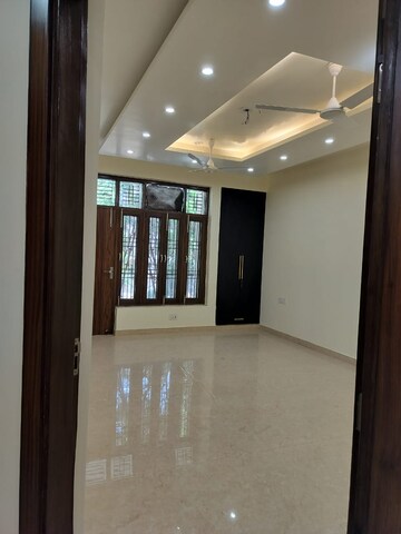 Master Bedroom in 3 BHK Independent House at Sector 44 – for Rent