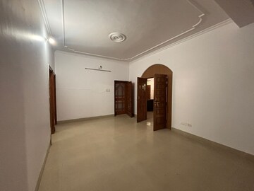 Master Bedroom in 3 BHK Apartment at Gomti Nagar – for Rent