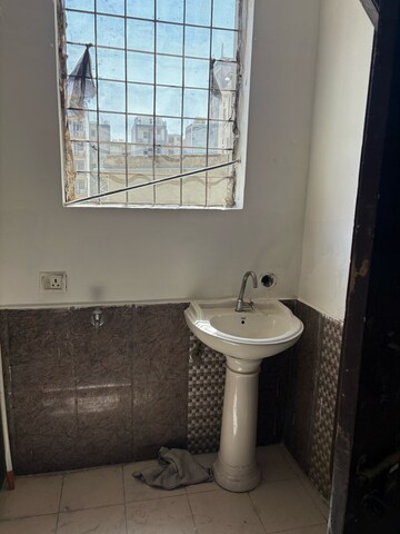 Bathroom in 1 BHK Builder Floor at Unitech Arcadia, South City 2 – for Rent