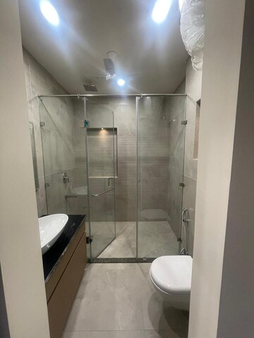 Master Bedroom in 3 BHK Builder Floor at DLF Atria, Dlf Phase ii – for Rent