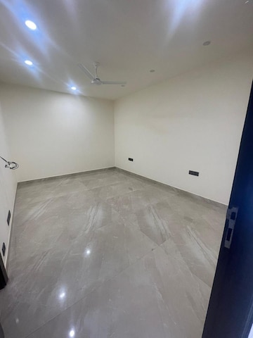 Master Bedroom in 3 BHK Builder Floor at DLF Atria, Dlf Phase ii – for Rent