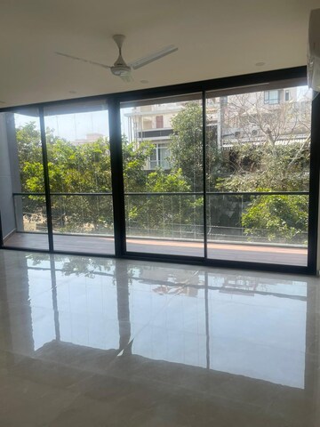 Master Bedroom in 3 BHK Builder Floor at DLF Atria, Dlf Phase ii – for Rent