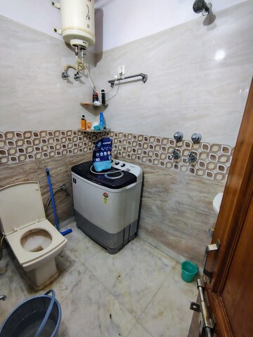 Building Lobby in 2 BHK Builder Floor at RWA Residential Society, Sector 40 – for Rent