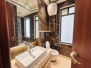 Master Bedroom in 4 BHK Builder Floor at DLF Royale Residences, Dlf Phase I – for Rent