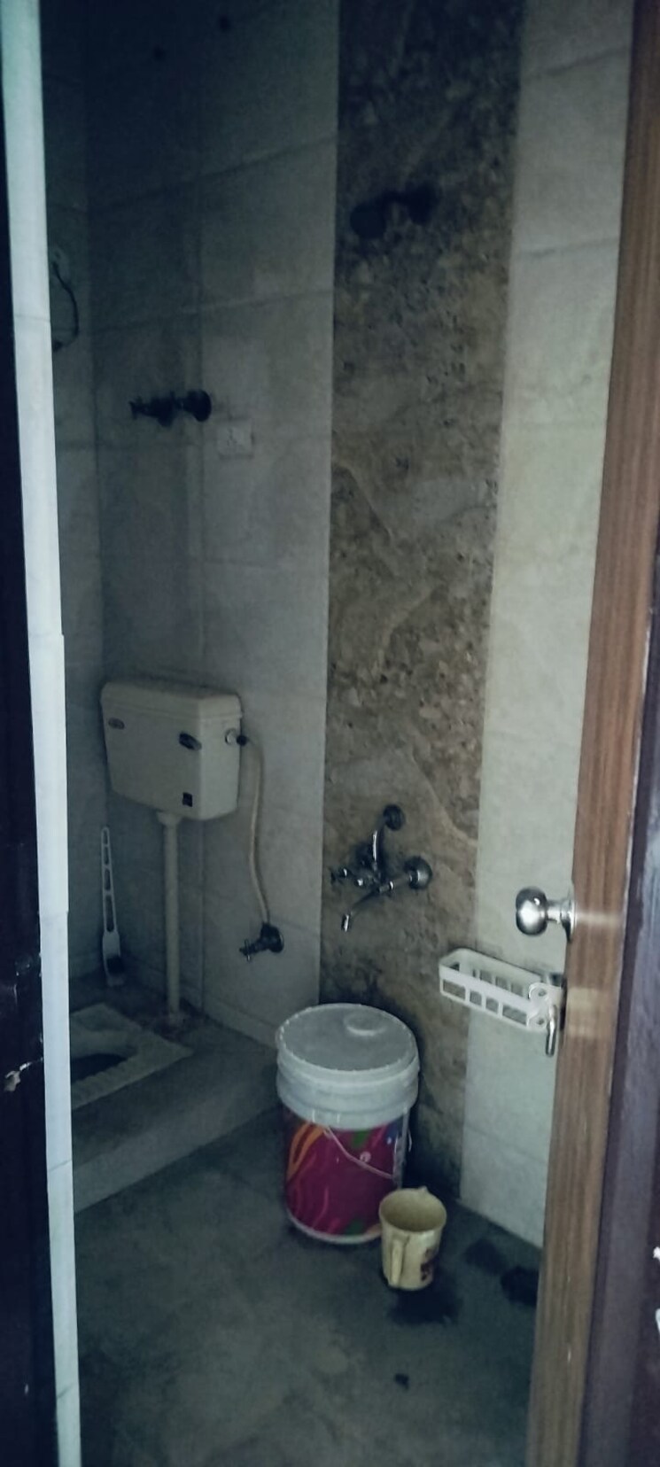 Bathroom, vishwakarma colony 3 Bedroom 120 Sq.Mt. Apartment In Vishwakarma Colony Delhi 8469319