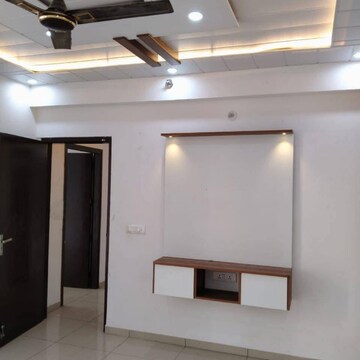 Room in 2.5 BHK Apartment at Prateek Laurel, Sector 120 – for Rent