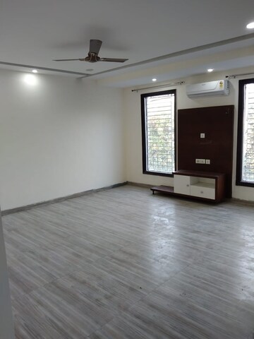 Master Bedroom in 3 BHK Villa at RWA Apartments, Sector 31 – for Rent