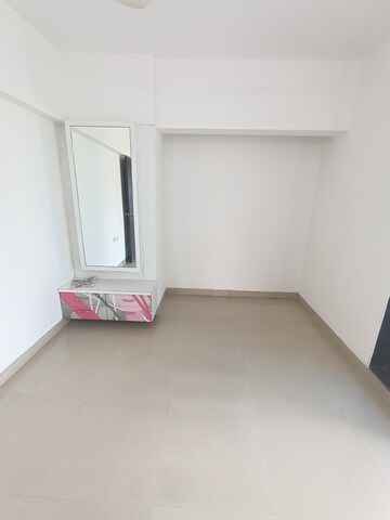 Room in 2.5 BHK Apartment at Runwal Pearl, Kolshet Road – for Rent