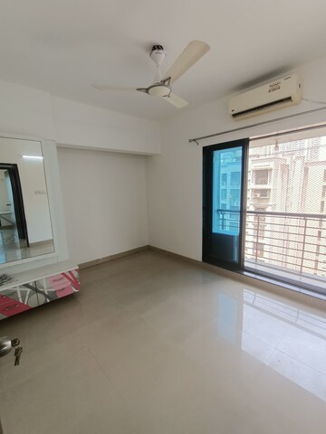 Room in 2.5 BHK Apartment at Runwal Pearl, Kolshet Road – for Rent
