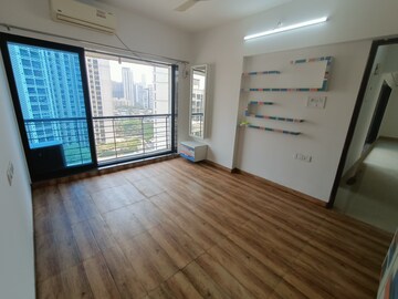 Room in 2.5 BHK Apartment at Runwal Pearl, Kolshet Road – for Rent