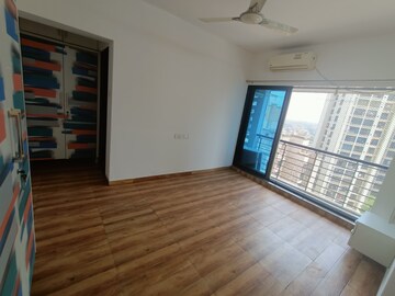 Room in 2.5 BHK Apartment at Runwal Pearl, Kolshet Road – for Rent