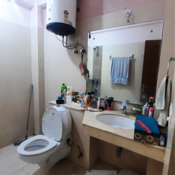 Building Lobby in 2.5 BHK Apartment at Eldeco Mystic Green Phase II, Omicron I Greater Noida – for Sale