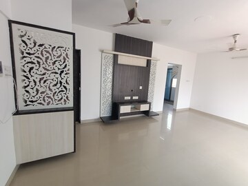 Room in 2.5 BHK Apartment at Runwal Pearl, Kolshet Road – for Rent