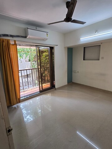 Room in 2 BHK Apartment at Vileparle Prarthana CHS, Vile Parle East – for Rent