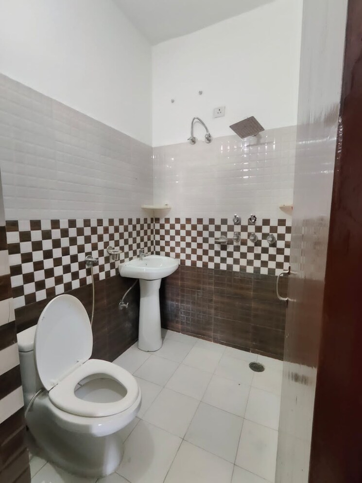 Bathroom, guru-nanak-enclave 2 Bedroom 1000 Sq.Ft. Builder Floor In Dhakoli Village Zirakpur 8469726