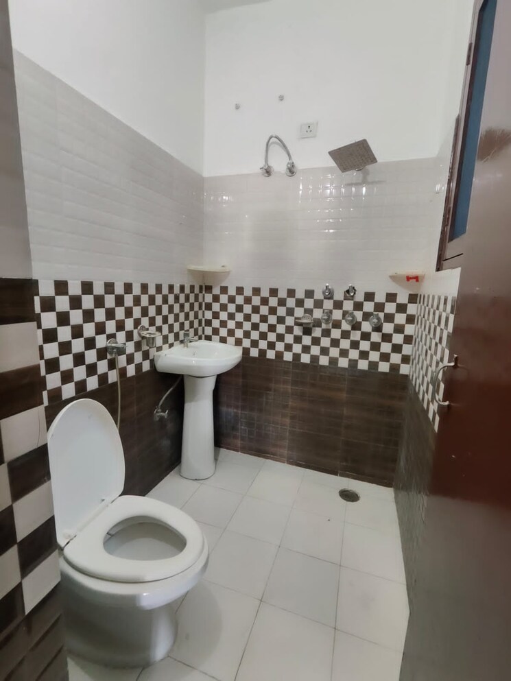 Bathroom, guru-nanak-enclave 2 Bedroom 1000 Sq.Ft. Builder Floor In Dhakoli Village Zirakpur 8469726