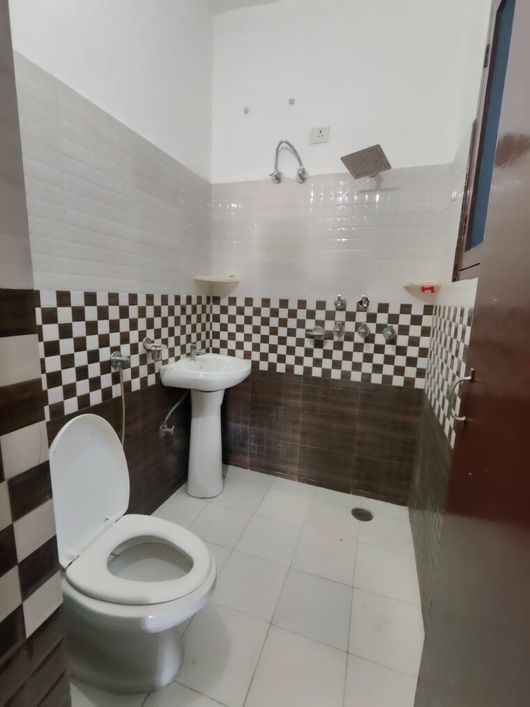 Bathroom, guru-nanak-enclave 2 Bedroom 1000 Sq.Ft. Builder Floor In Dhakoli Village Zirakpur 8469726