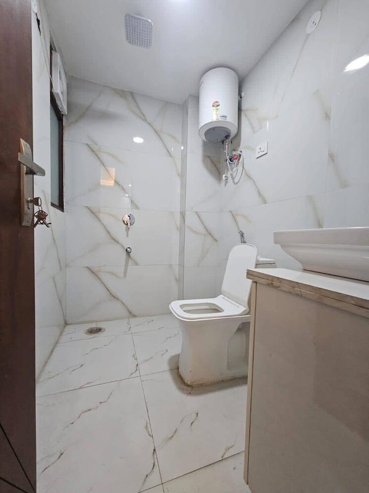 Bathroom, govindpuri 3 Bedroom 900 Sq.Ft. Builder Floor In Govindpuri Delhi 8469975