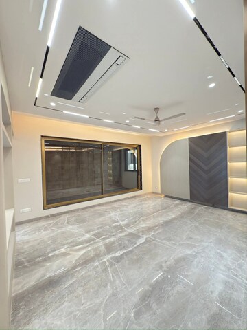 Master Bedroom in 4 BHK Builder Floor at BPTP Amstoria Country Floor, Sector 102 – for Sale