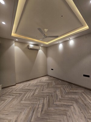 Master Bedroom in 4 BHK Builder Floor at DLF Atria, Dlf Phase ii – for Sale