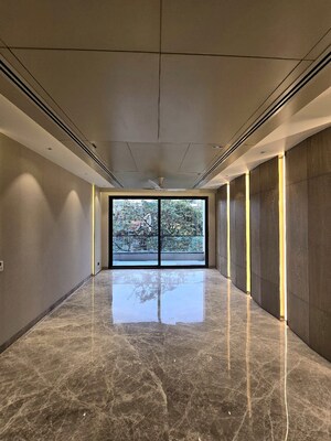 Master Bedroom in 4 BHK Builder Floor at DLF Atria, Dlf Phase ii – for Sale