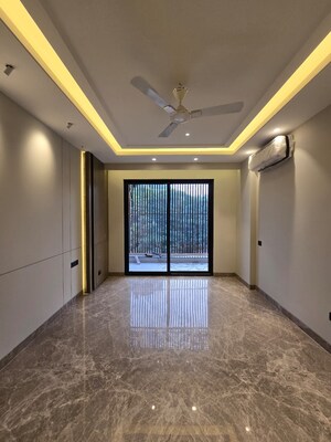 Master Bedroom in 4 BHK Builder Floor at DLF Atria, Dlf Phase ii – for Sale